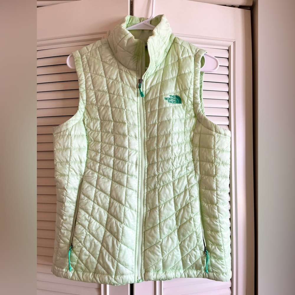 The North Face green puffer vest M, like new!